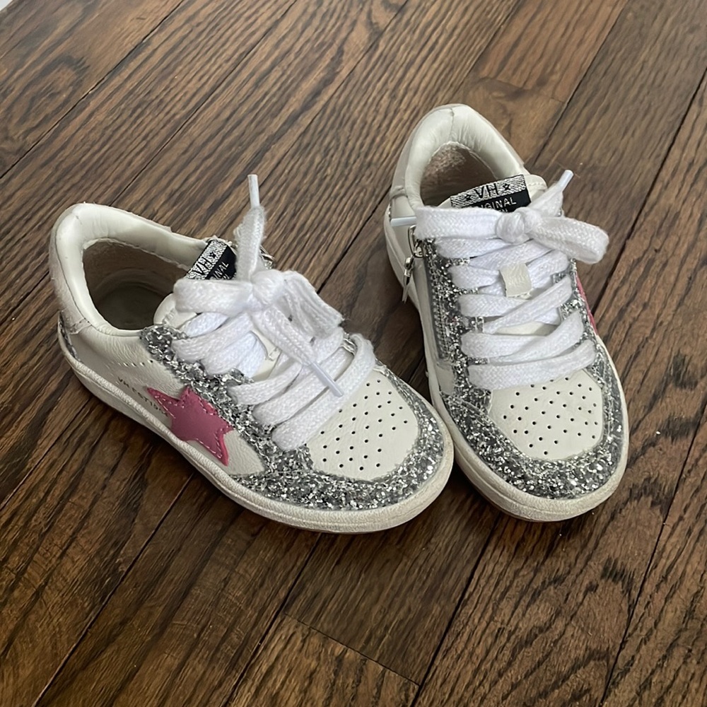Girls vintage Havana toddler size 8 sneaker. Side zipper for easy on and off.